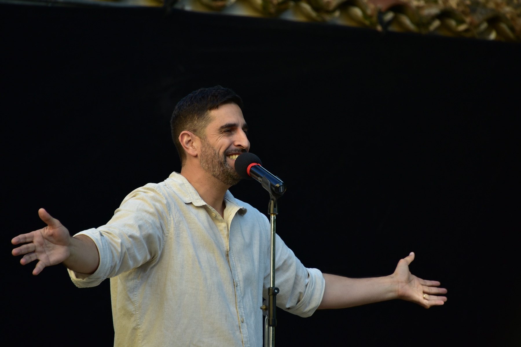 Naïm Zriouel les bras ouverts sur scène