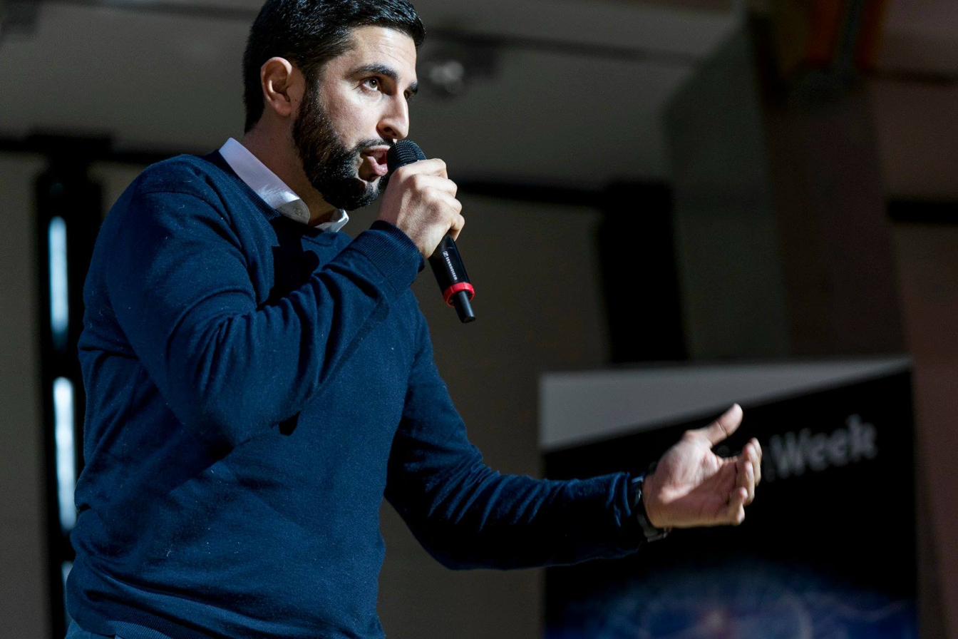 Naïm Zriouel lors d'une conférence