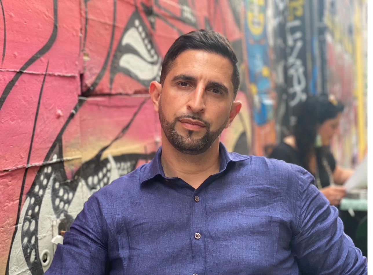 Naïm Zriouel devant un mur de street art à Marseille