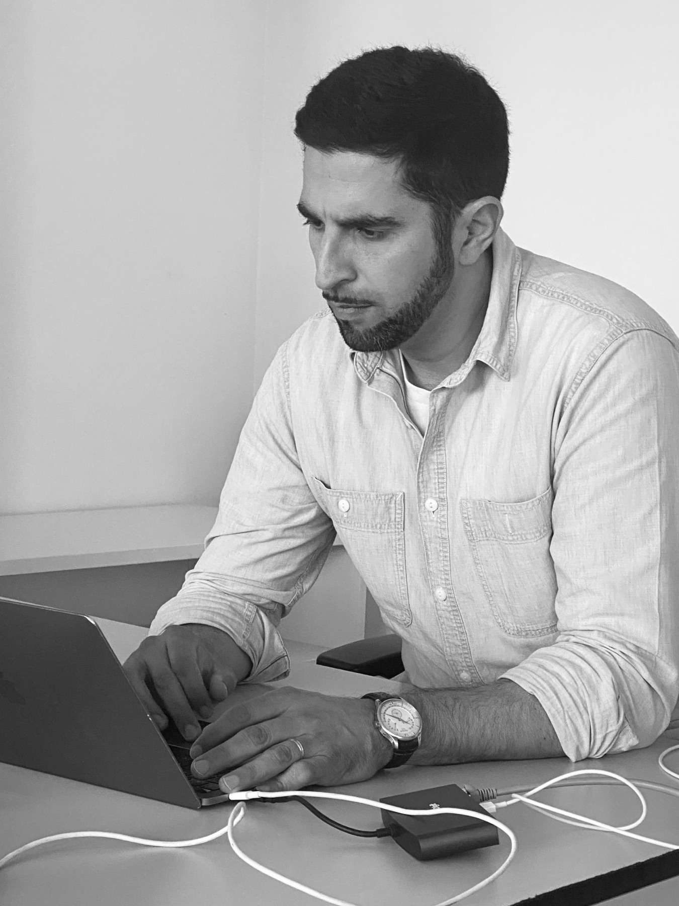 Naïm Zriouel écrivant