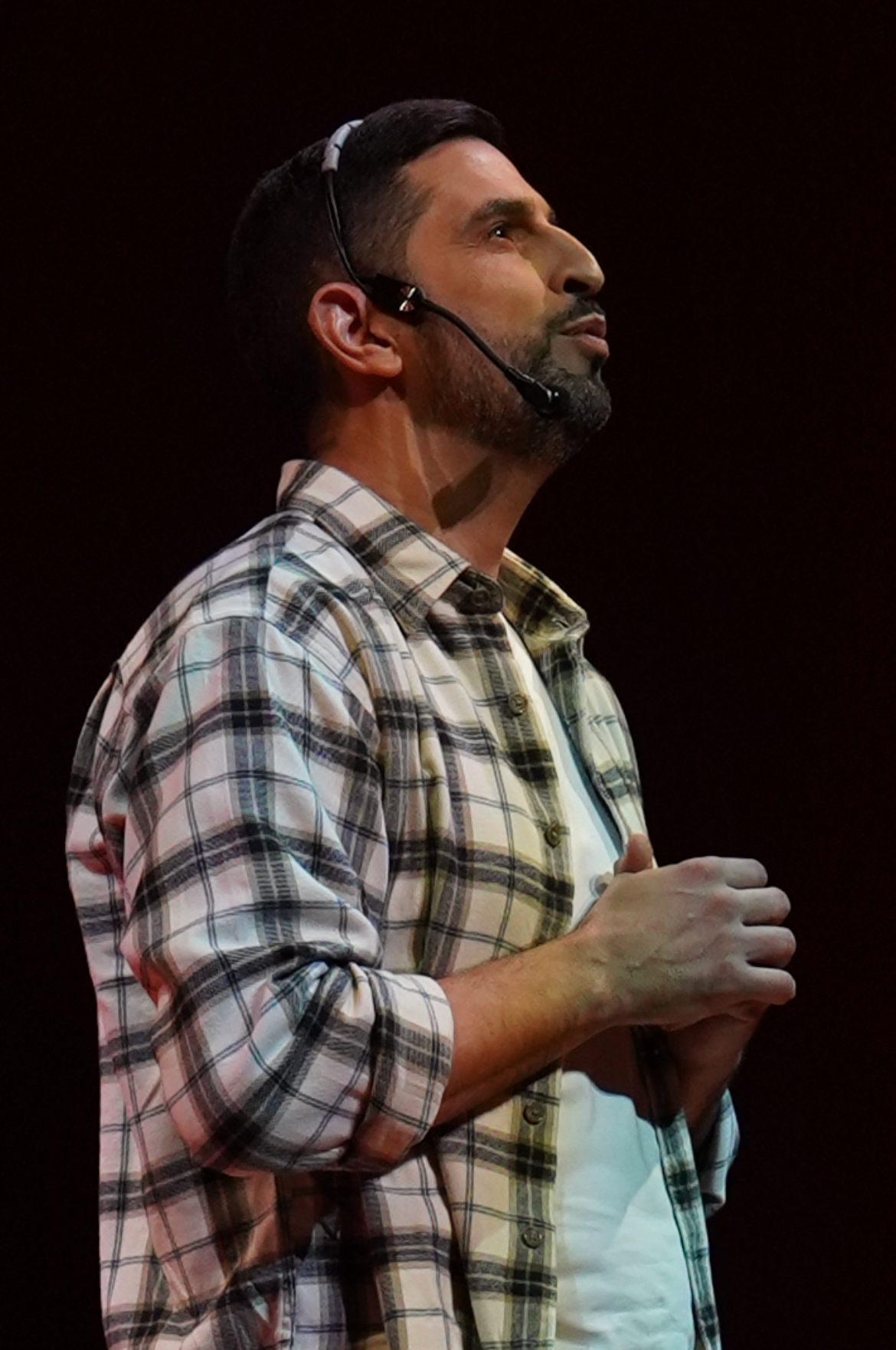 Naïm Zriouel, regard en l'air, TEDx